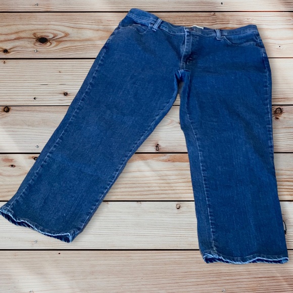 Lee Relaxed Fit Jeans. - Picture 2 of 7